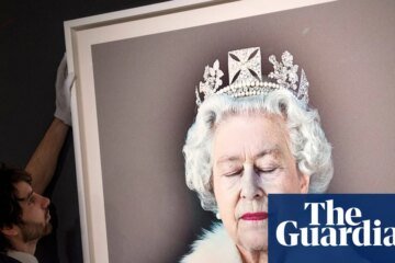 Artist sues for co-author credit on Chris Levine’s Portraits of the Queen | Photography