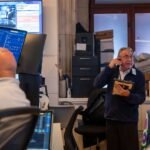 Stocks Pull Back as Earnings Reports Roll In; Gold Slips Further After Worst Day Since 2013