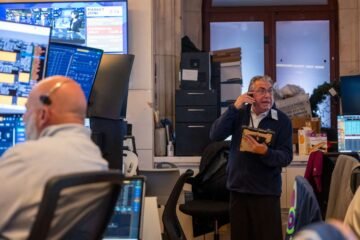 Stocks Pull Back as Earnings Reports Roll In; Gold Slips Further After Worst Day Since 2013