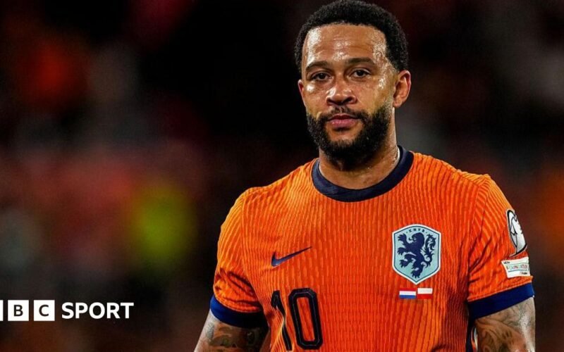 Memphis Depay late for Netherlands duty because of stolen passport
