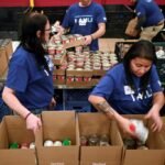As federal workers lose pay during the shutdown, many are turning to food banks for relief