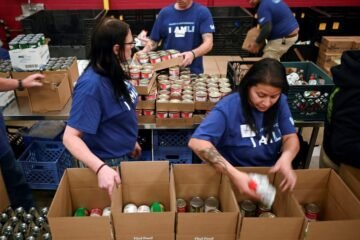 As federal workers lose pay during the shutdown, many are turning to food banks for relief