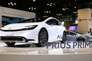 Toyota invests $912 million in American factories to increase production of hybrid cars