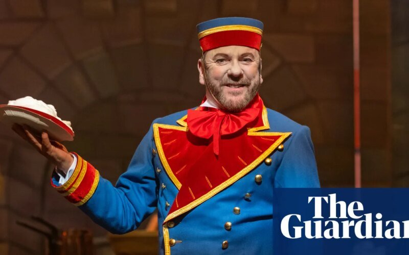 Oh yes it is! Kiefer Sutherland dives into the world of panto | Kiefer Sutherland