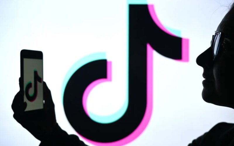 TikTok agrees to a deal to cede control of the US business to a group of US investors
