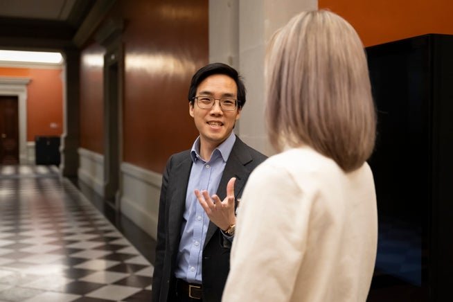 Andy Yen, CEO bei Proton, spricht mit Ständerätin Johanna Gapany (FDP) während der Wintersession. Bundeshaus, Bern, 10. Dezember 2025.