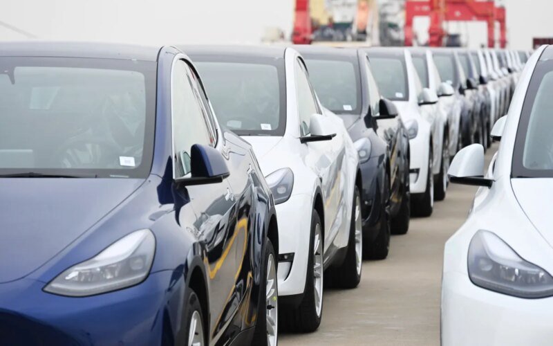 Feds find more complaints about Tesla’s FSD running red lights and crossing lanes