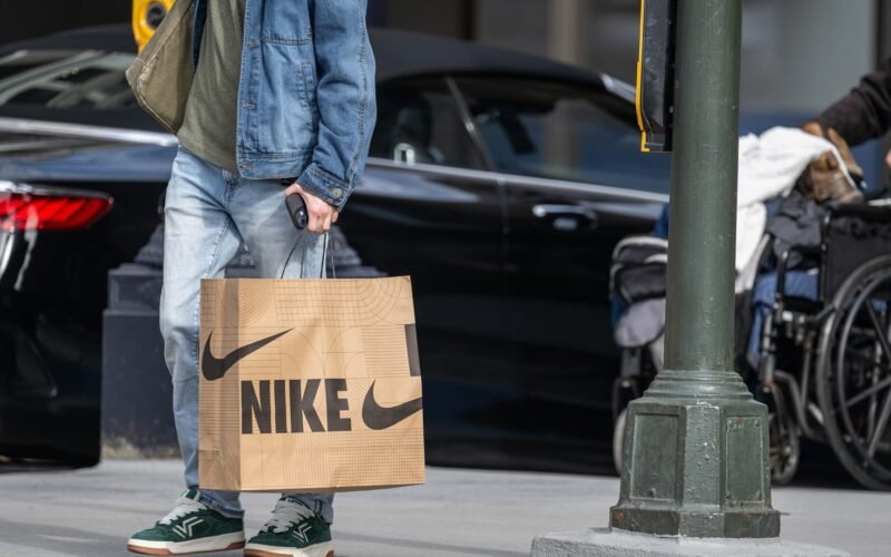 Nike intends to lay off 775 employees in its distribution centers in the United States