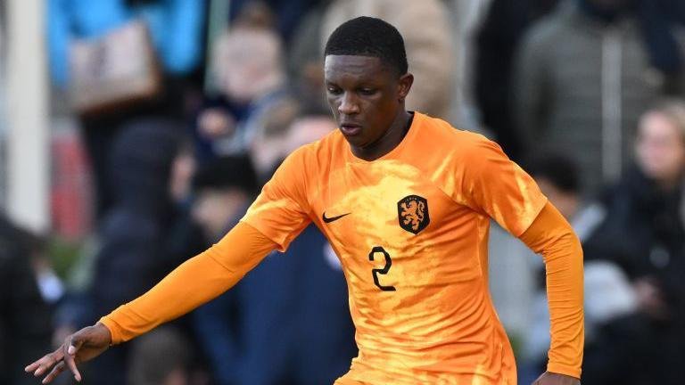 Javiero Reid playing for the Netherlands U-19 national team against France in March 2024
