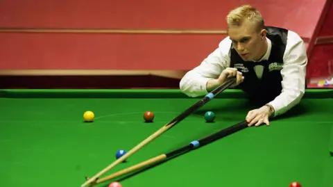 Getty Images Paul Hunter plays snooker with his gesture and rest. He has short blonde hair.