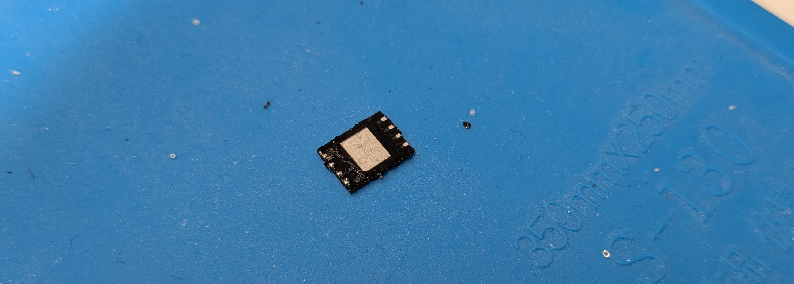 As you can see, this chip has a large ground pad in the middle. This allows the chip to transfer a lot of heat to the ground plane in the mainboard, which makes soldering it off a little harder.