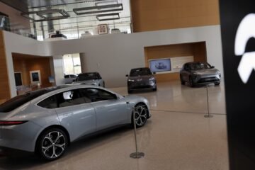 Why is the largest American car dealer not interested in Chinese cars?