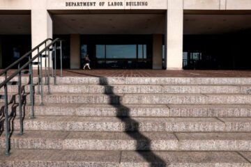 US jobless claims remain at newly healthy levels, falling to 227,000 last week