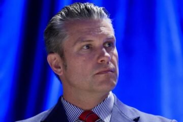 Judge temporarily blocks the Pentagon from punishing Senator Kelly for his call to resist illegal orders