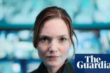 “I’m fully prepared for our dystopian future!” Holiday Grainger talks about artificial intelligence, firearms training, and The Capture | television