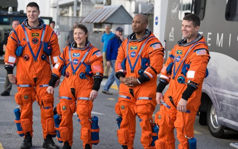 Why are the Artemis II crew in quarantine before their trip to the moon?