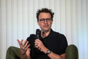 Anthropic CEO stands firm as Pentagon deadline approaches