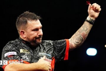Premier League Darts 2026 results: Johnny Clayton beats Gian van Veen to win third night in Glasgow