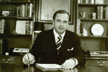 Alexander Butterfield, the Nixon aide who revealed the Watergate tapes, dies at the age of 99