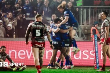 Premier League: Wakefield Trinity 18-14 Leigh Leopards