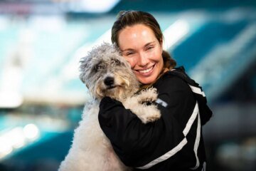 Danielle Collins reveals an embarrassing locker room story about her dog “pooping” and a mystery player she didn’t like