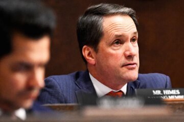 A top Democrat urges his colleagues to support Trump’s spy machine