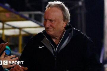 Neil Warnock returns to management in Torquay United’s 2-2 draw with Farnborough