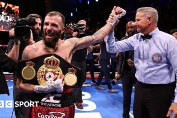 Casassi defeated Dickens to become the WBA super featherweight champion