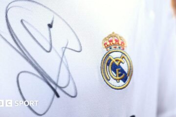 Football autographs: Are online poachers overselling players?