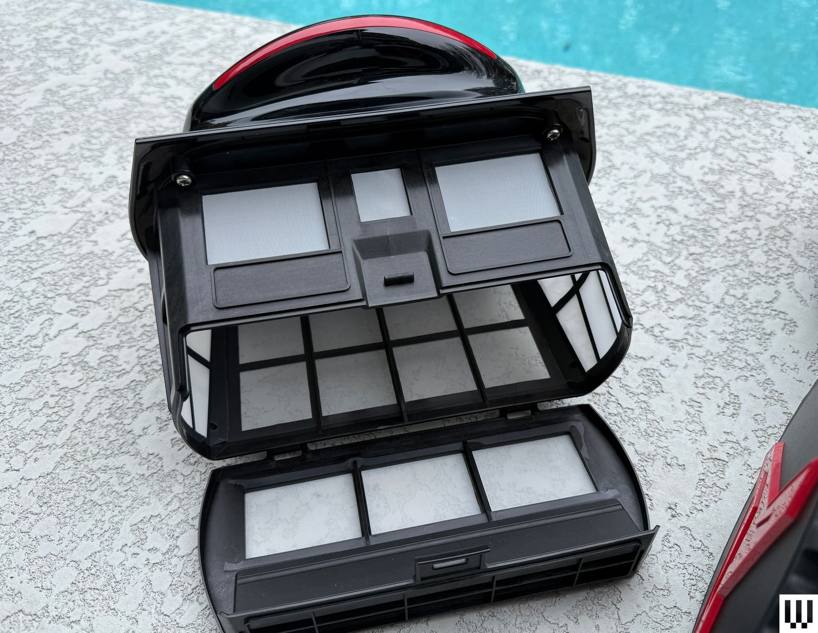 The image may contain a suitcase, a box, a car, a van, a paint container, and a palette